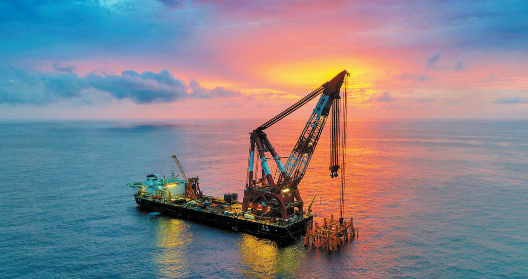 "蓝鲸号"顺利将导管架扶正并精准就位.通讯员 贾雪东 摄