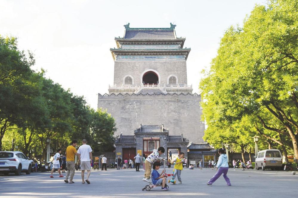 6月9日,小朋友在北京钟鼓楼文化广场玩耍. 新华社记者 鞠焕宗 摄