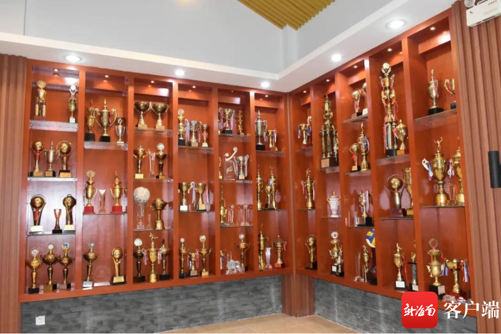 文昌中学:排球运动员的摇篮 冠军奖杯摆满墙