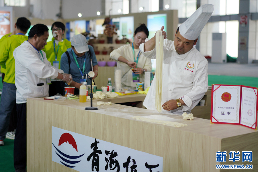 拉面师傅现场展示拉面技艺.新华网卡娅梅朵摄