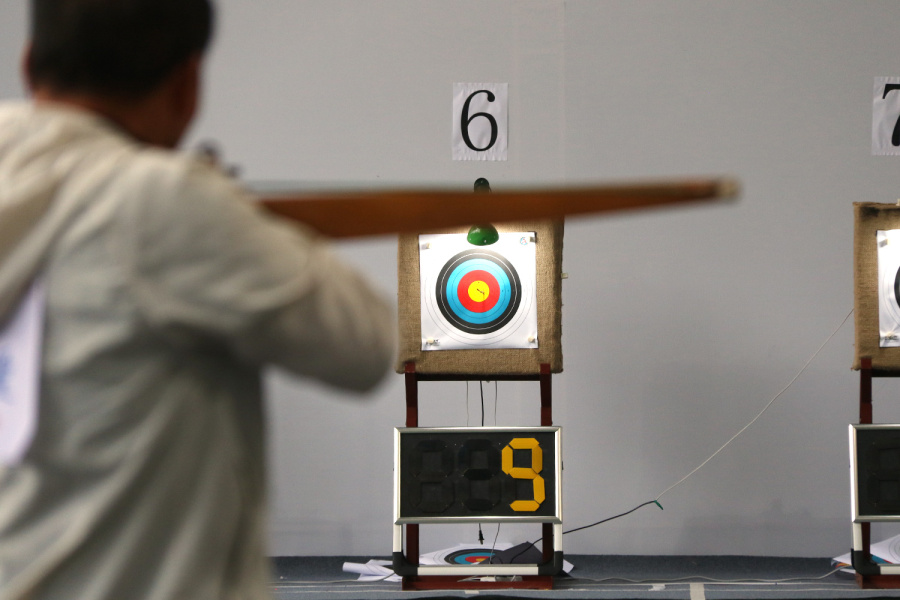 比赛现场,参赛选手射出的箭矢正中靶心