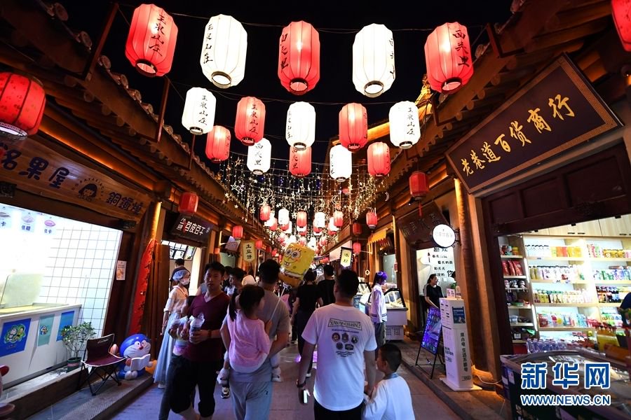 14日晚,甘肃省天水古城吸引无数游客前来"打卡",品尝各色美食,尽享