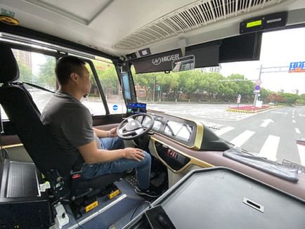 在浙江德清,公交车司机开启自动驾驶模式. 新华社记者 魏一骏 摄
