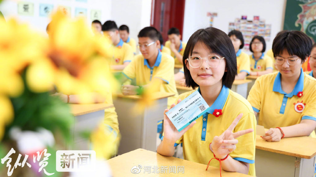 衡水滨湖新区志臻中学初三学生展示"希望号"梦想火车票(衡水滨湖新区