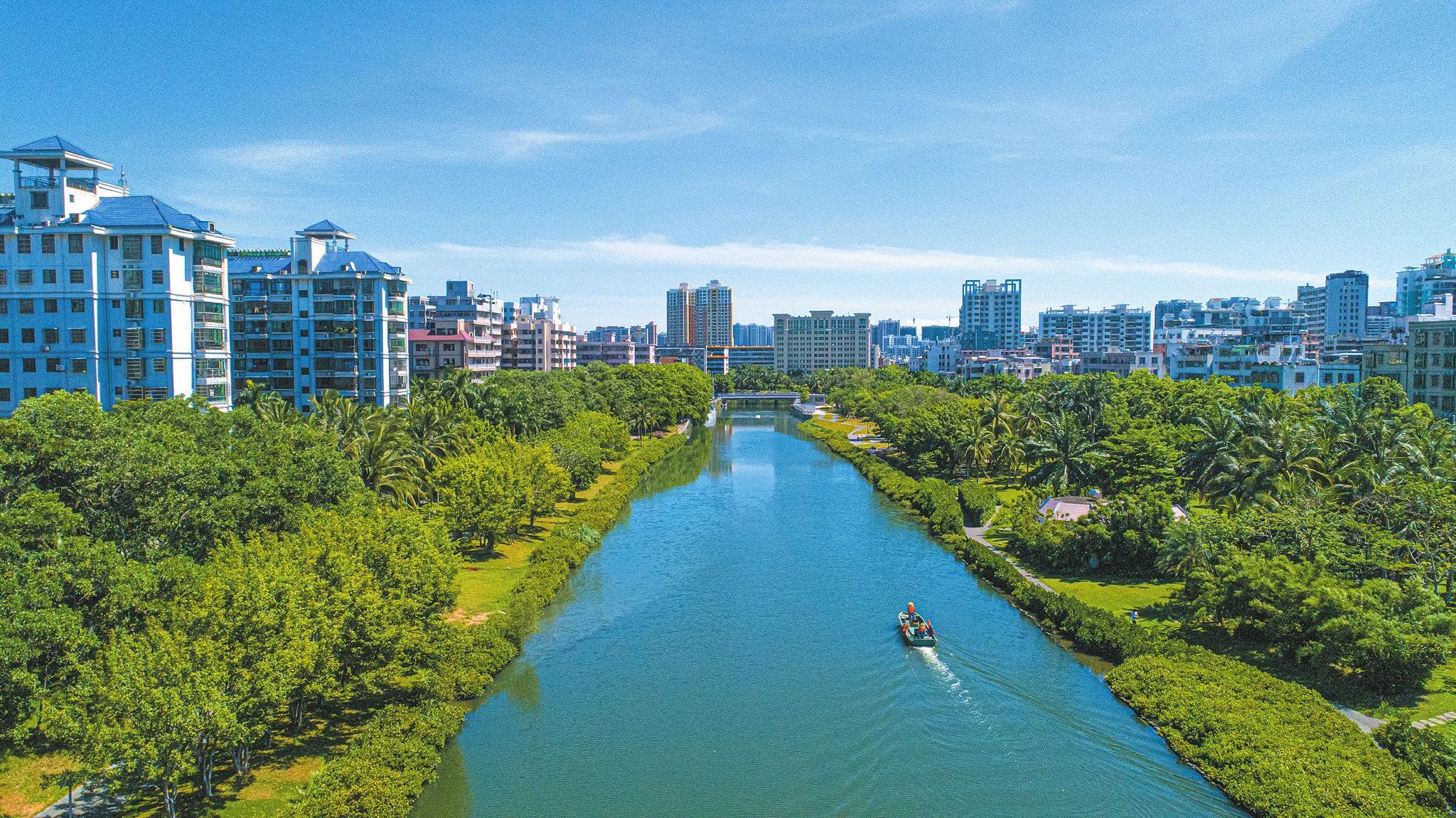 航拍视角下,水清岸美的美舍河景色.(资料图)记者陈长宇