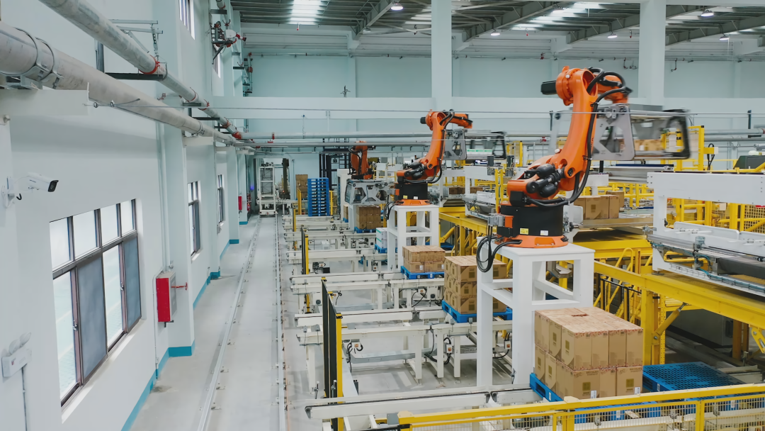 图为中轻长泰自主研发的全自动机械手码垛系统.(资料图片)