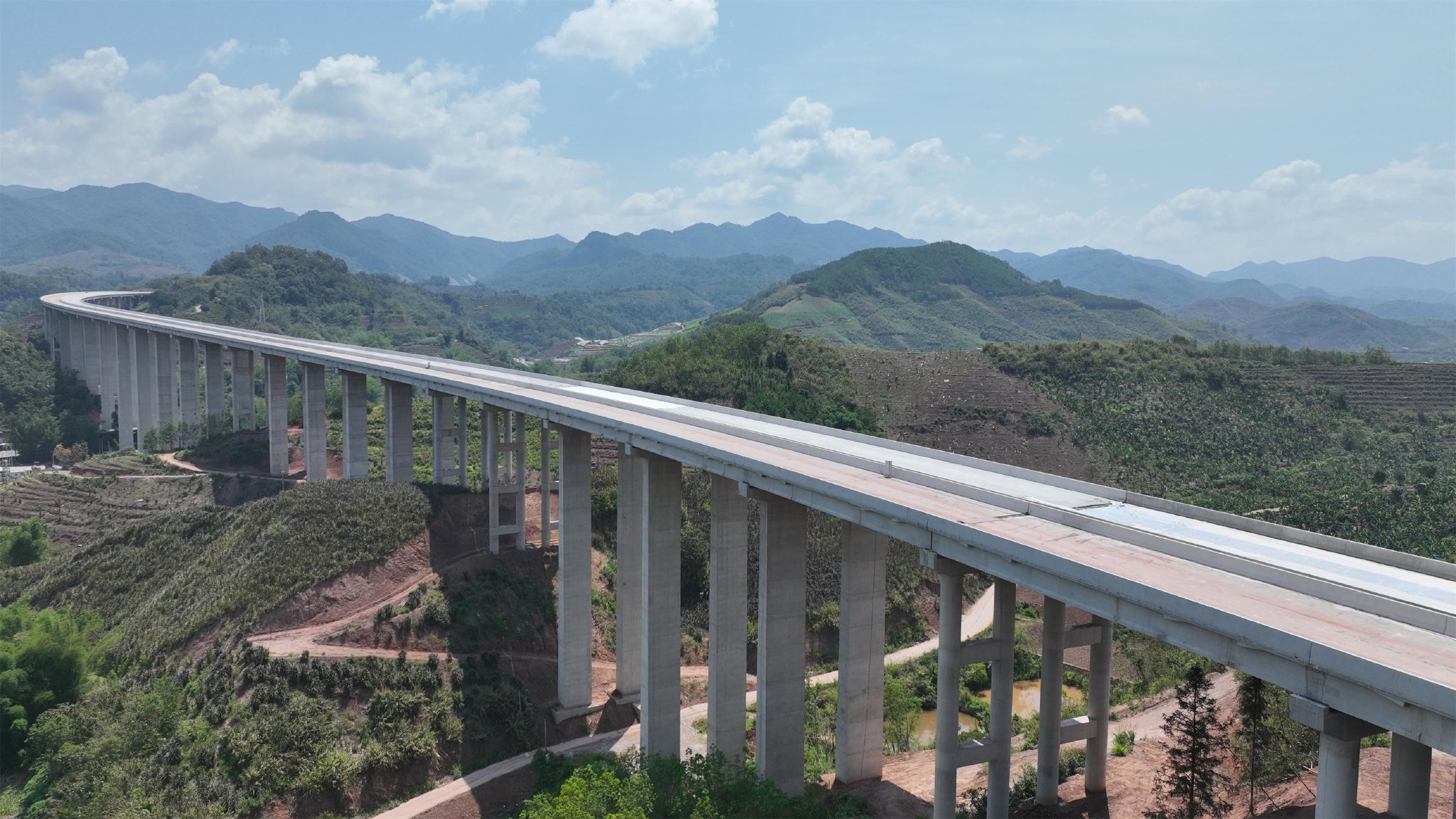 云南勐绿高速公路实现首个标段主体工程完工