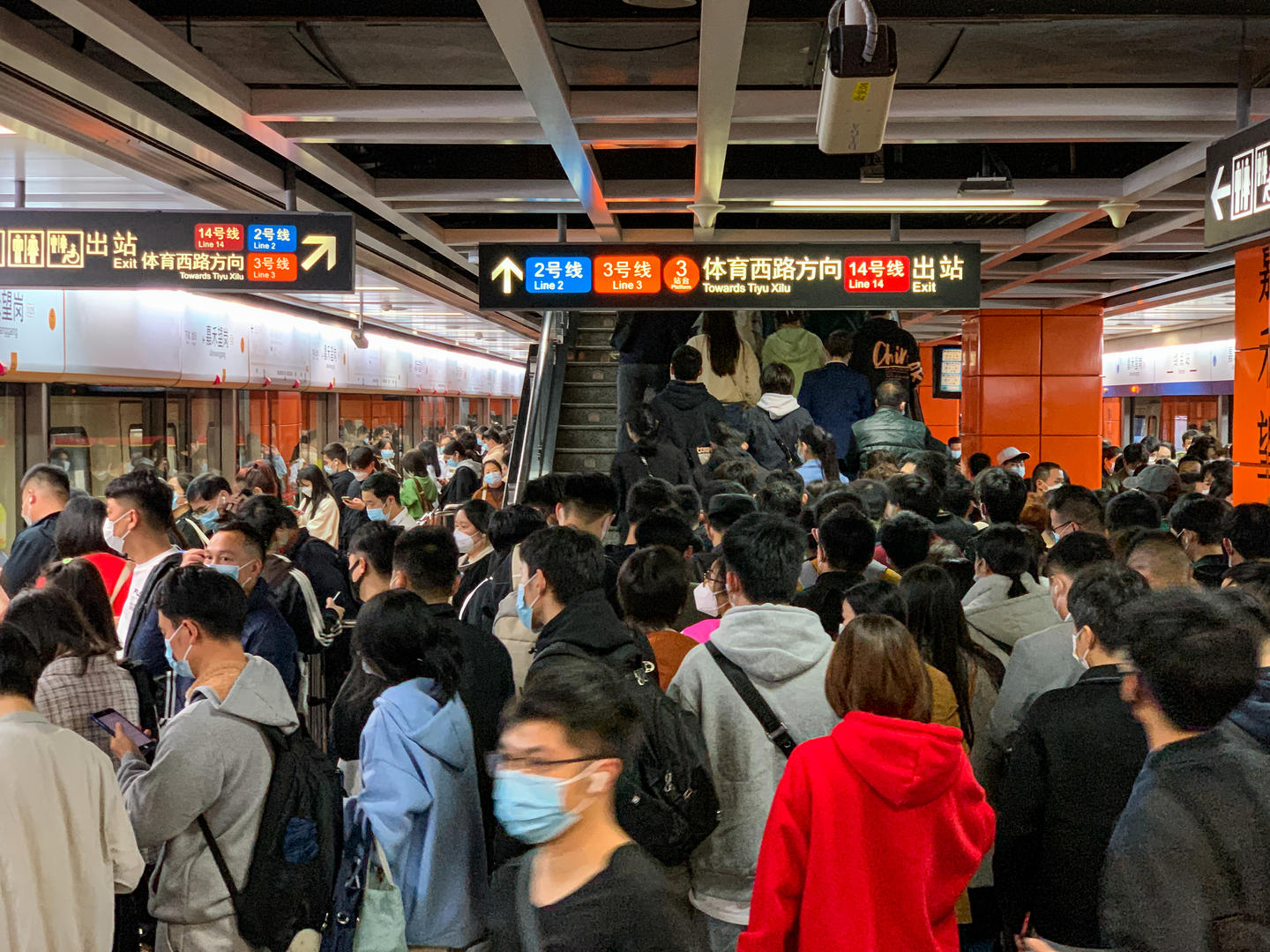 ↑2023年3月，早高峰时段，广州地铁3号线客流量显著上升。图据视觉中国
