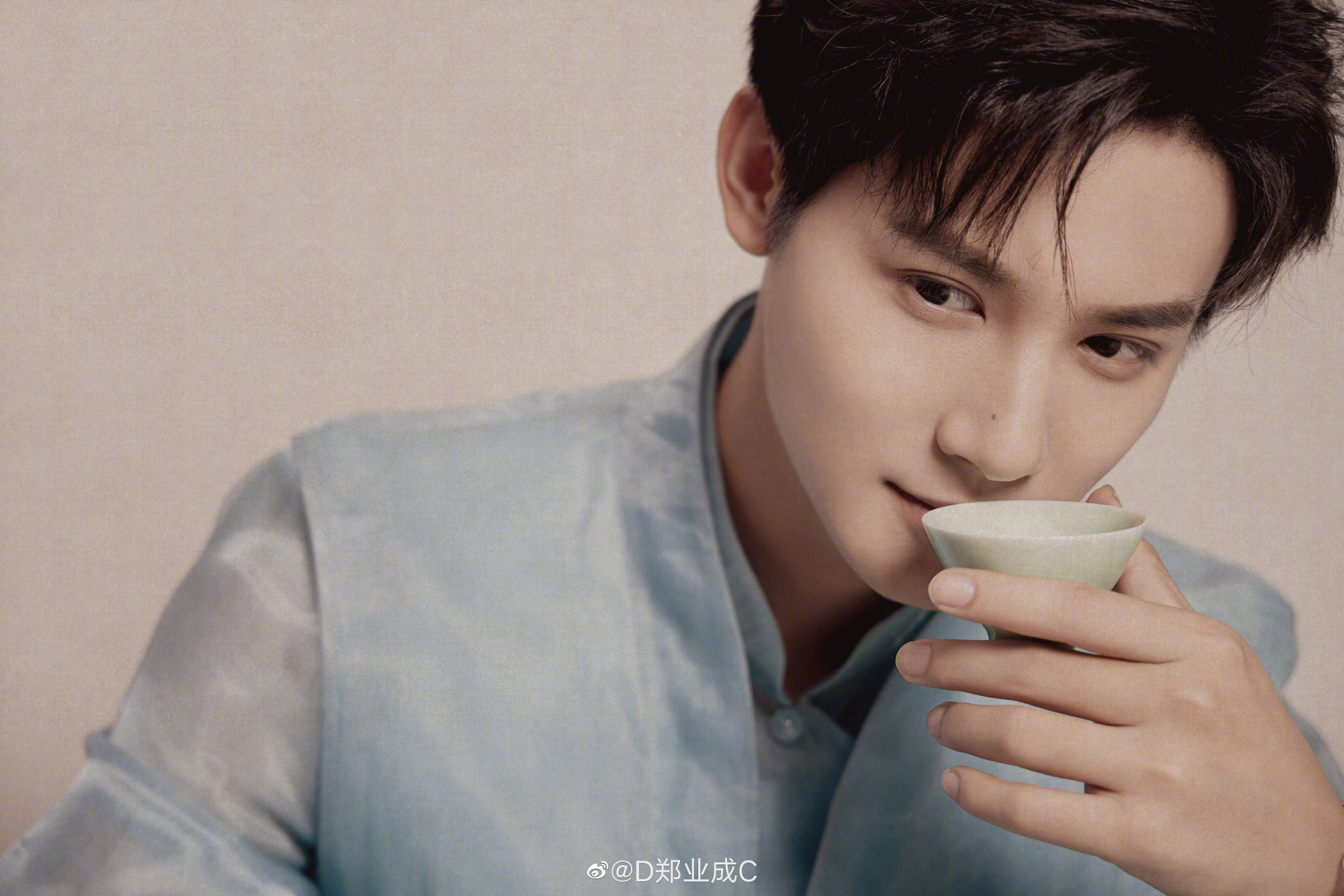 演员郑业成就往车窗外乱扔烟头道歉接受监督文明出行