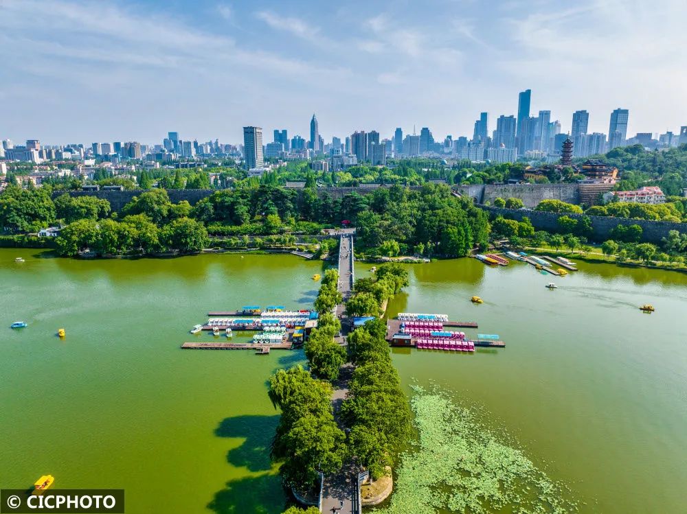 2023年5月19日在江苏省南京市玄武湖拍摄的景色.