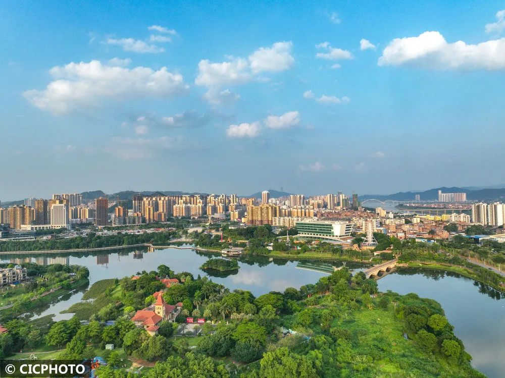 2023年5月17日在广西梧州市玫瑰湖公园拍摄的景色.
