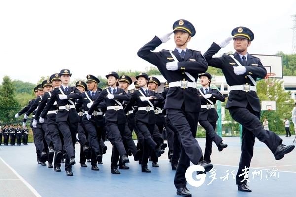 身着新款交通运输行政执法制服的执法人员