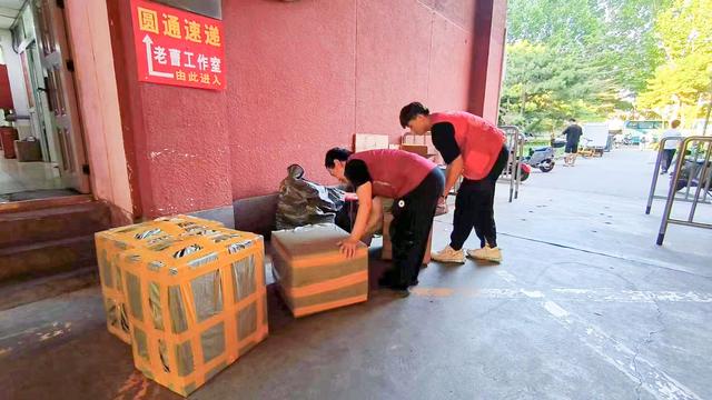 圆通快递的工作人员正在为毕业生打包行李。受访者供图