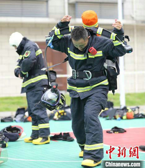 在福建省南平市延平区,消防员在尖兵挑战赛中进行个人灭火防护装备