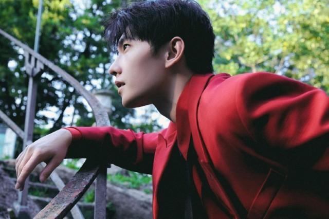 杨洋红穿西装亮丽夺目展现摩登型男魅力|米兰时装周_新浪财经_新浪网