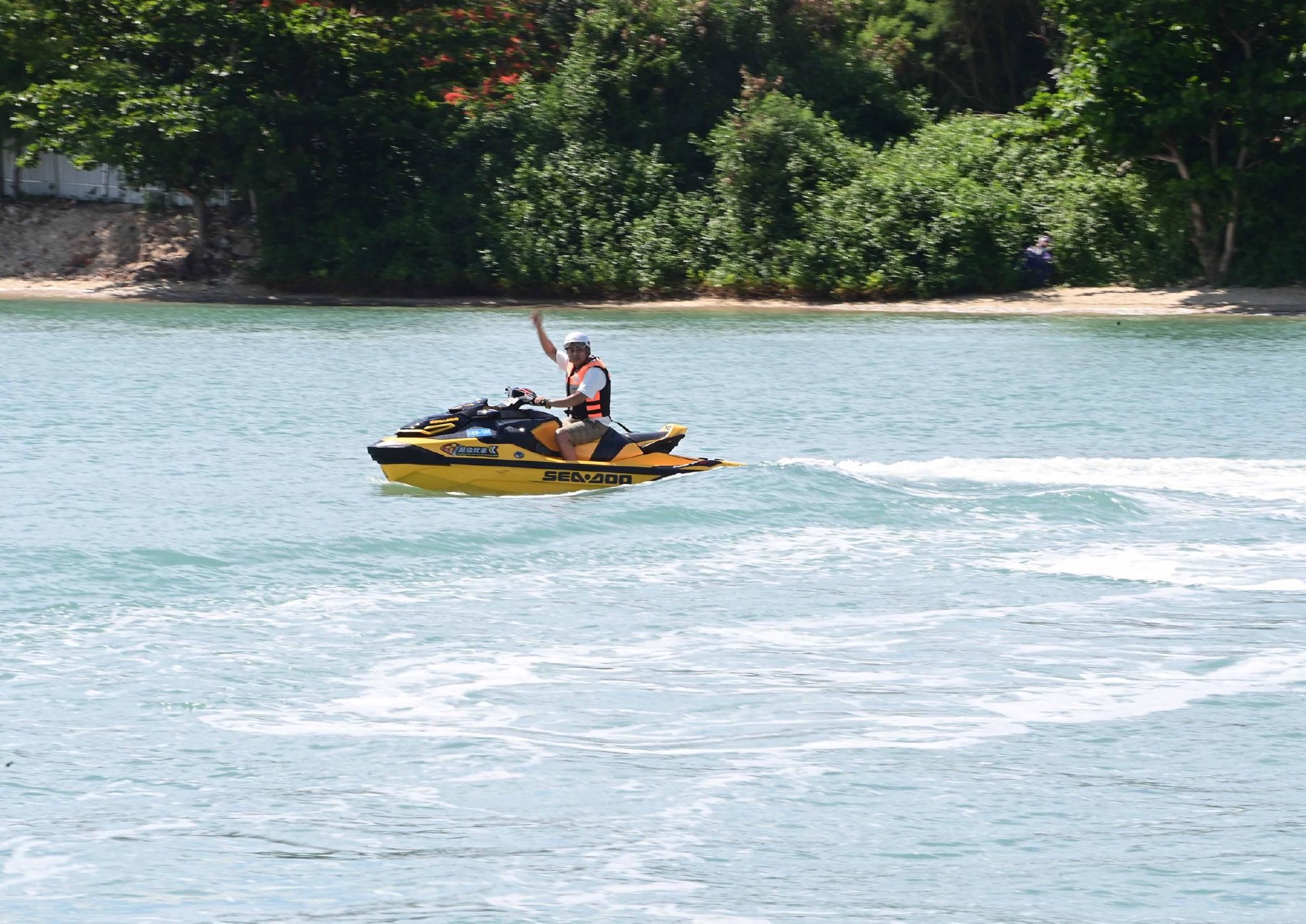 6月17日,学员在三亚首届摩托艇运动驾照培训现场进行实际操作考核.