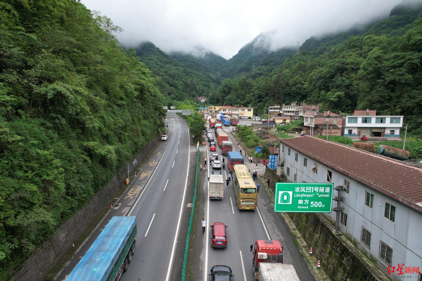突发银昆高速云南境内一隧道附近山体落石车队堵成长龙交警已实行单向