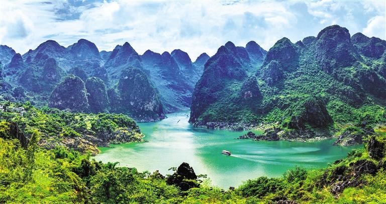 网箱拆除后的兴义万峰湖红椿码头. 杨良强 摄