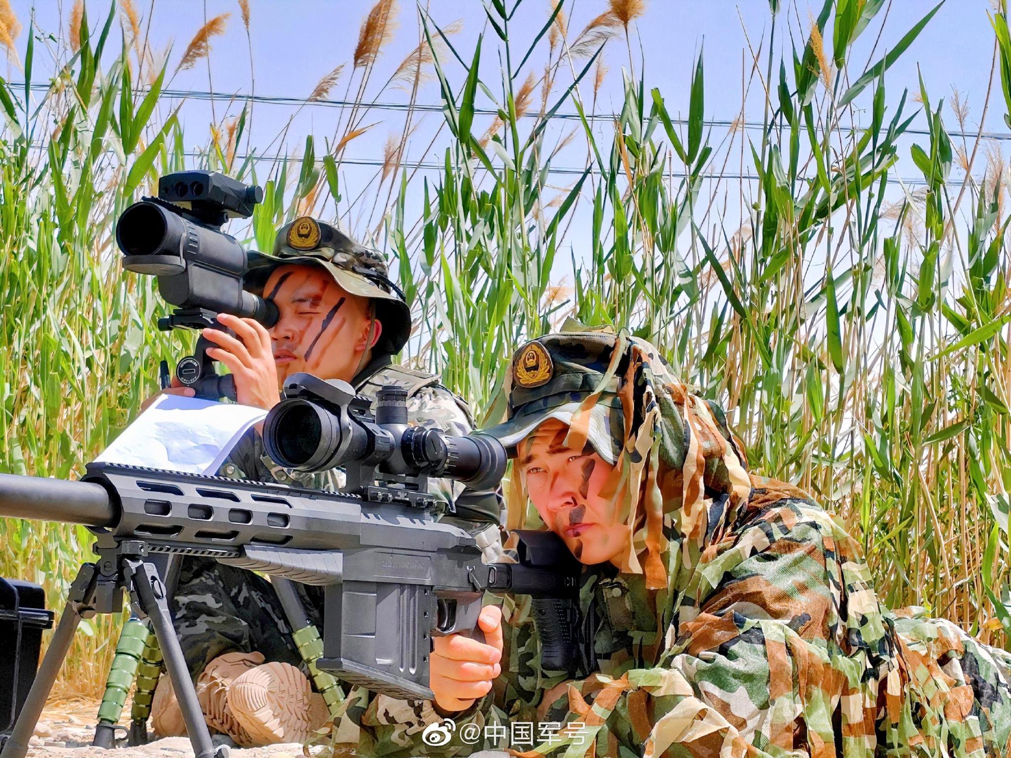 帅气!直击武警特战队员戈壁反恐演练|武警_新浪财经_新浪网