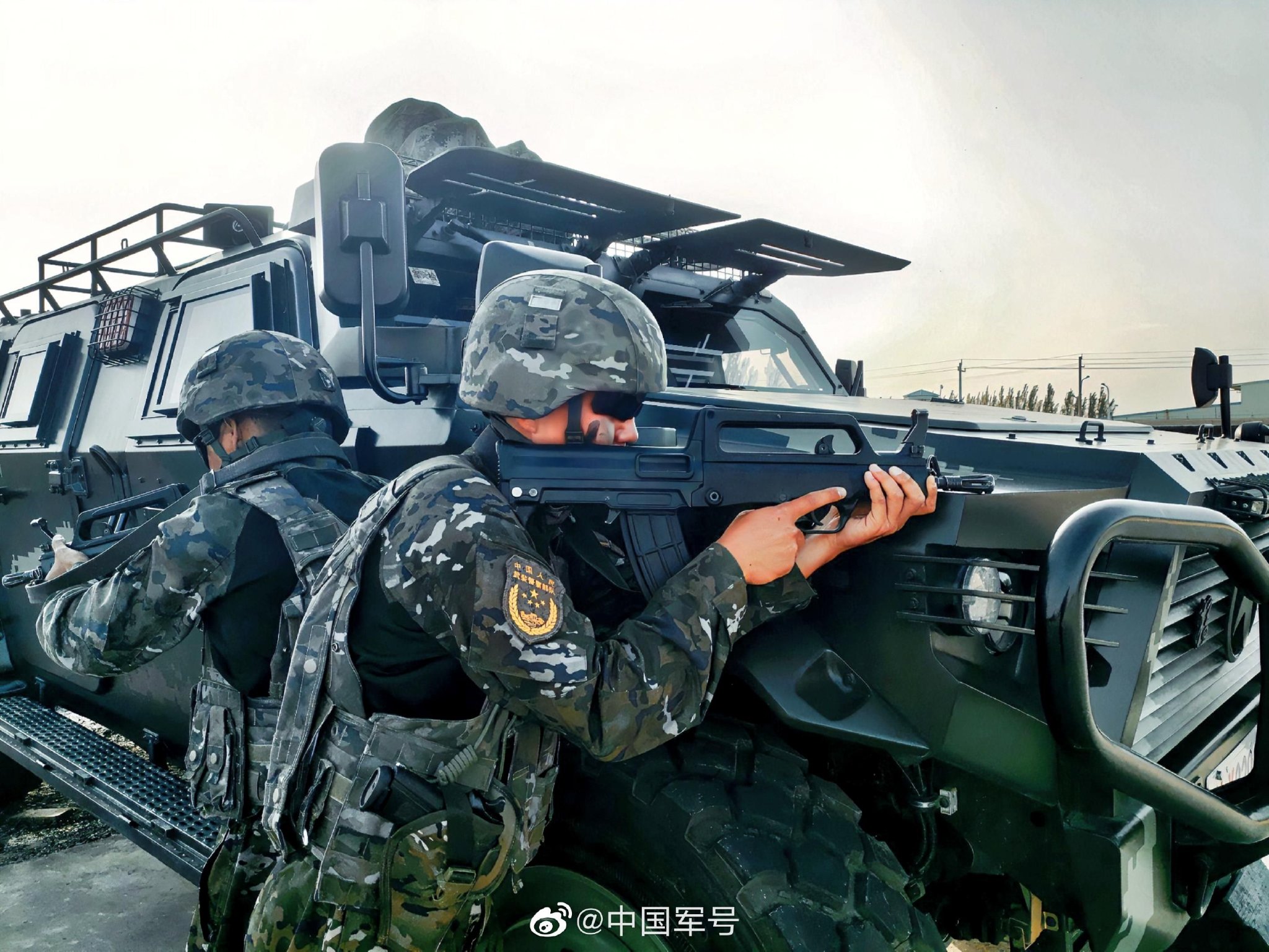 直击武警特战队员戈壁反恐演练|武警_新浪财经_新浪网