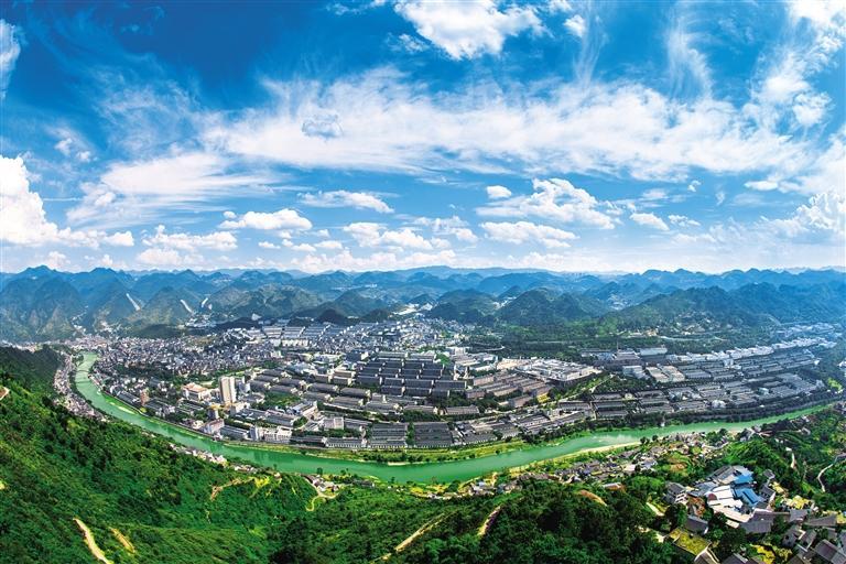 茅台酒厂全景.沈仕卫 祝浪↑茅台厂区绿化率达30%以上.
