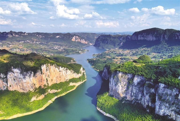 乌江黔西化屋村段水清岸绿.王庆辉 摄←遵义湘江河穿城而过.