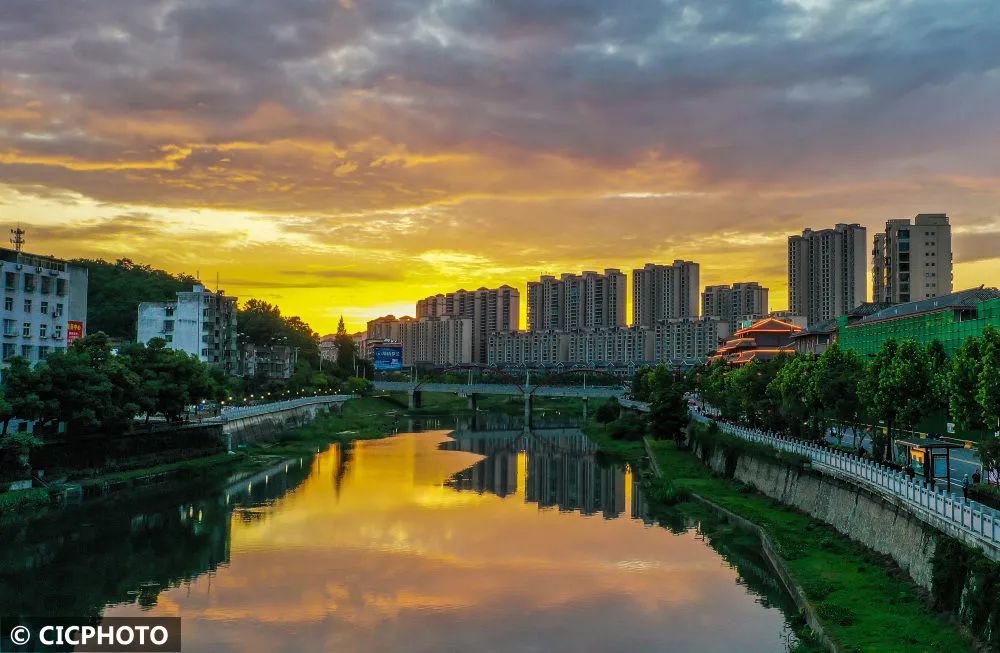 2023年5月22日在湖北省十堰市竹溪县城关镇西关街拍摄的晚霞.