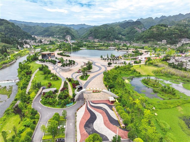 凤凰公园. 王春府 摄织金乌蒙利民茶场.