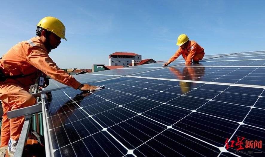 ↑越南工人检修太阳能板