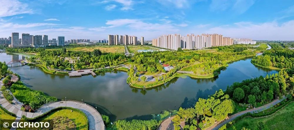 2023年6月11日在江苏省如皋市龙游河生态公园拍摄的景色.