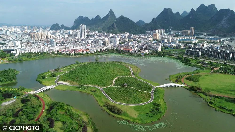 2023年5月28日在广西贺州市爱莲湖公园拍摄的景色.