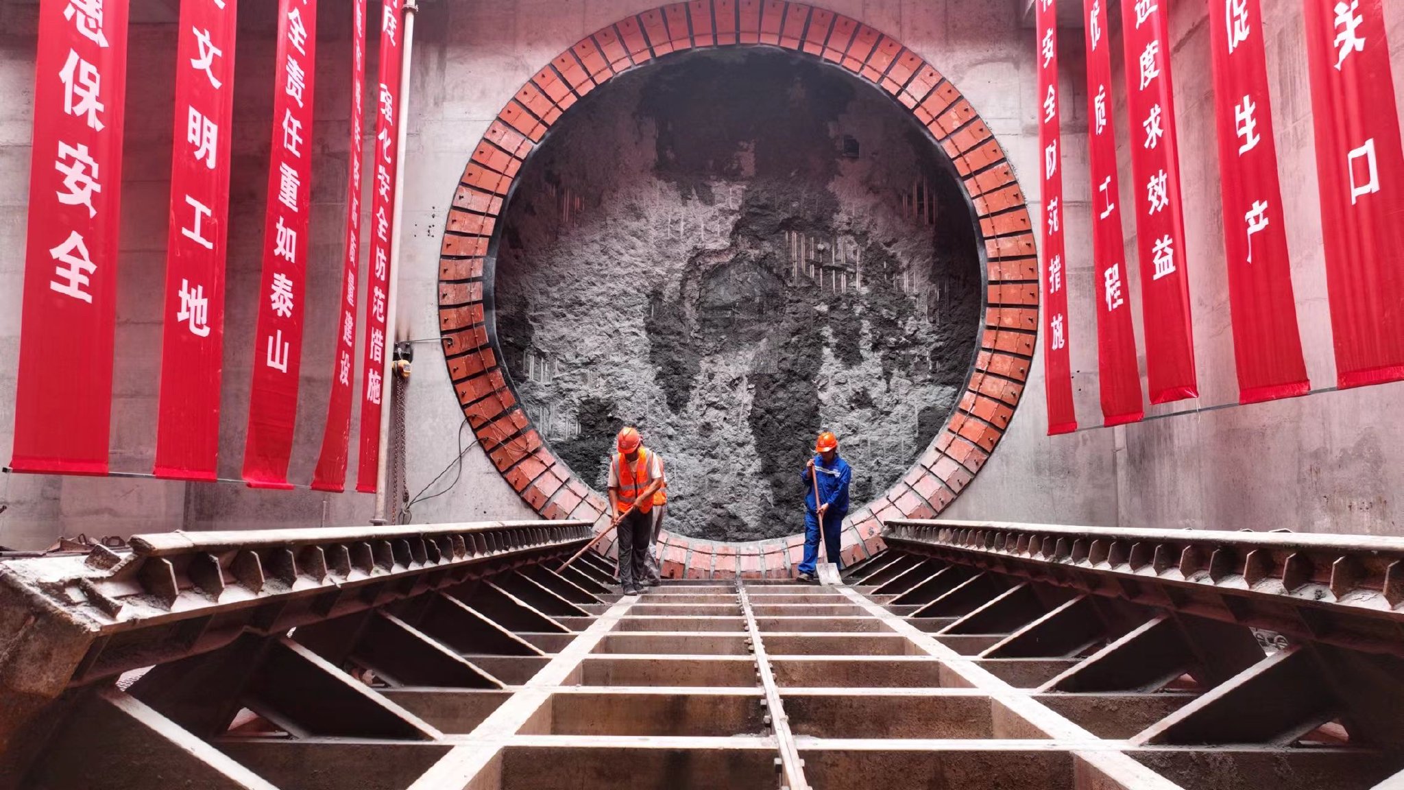 工程盾构接收现场,工人正在施工作业.(资料照片)