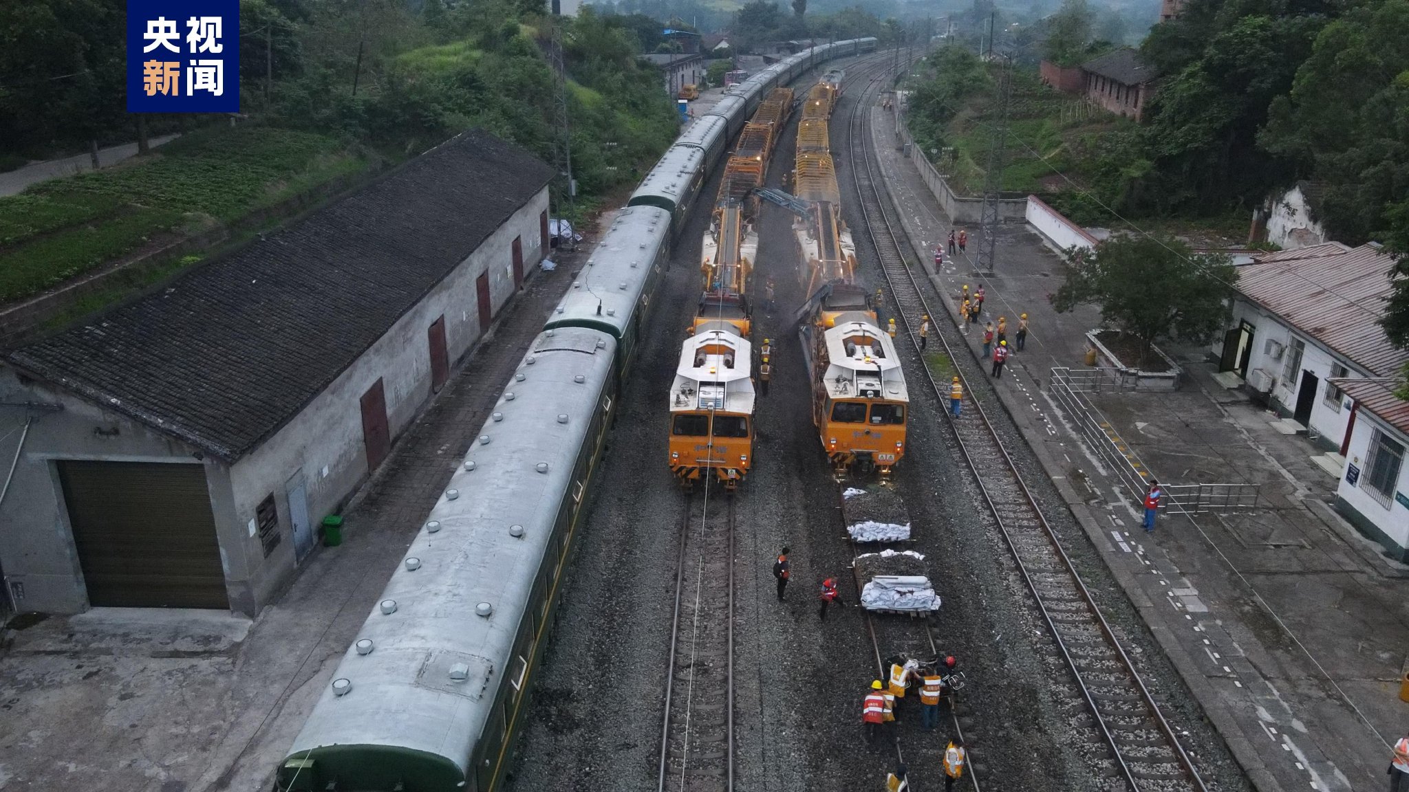 西南三条铁路干线启动大修集中修 计划完成大修换轨约75公里|铁路