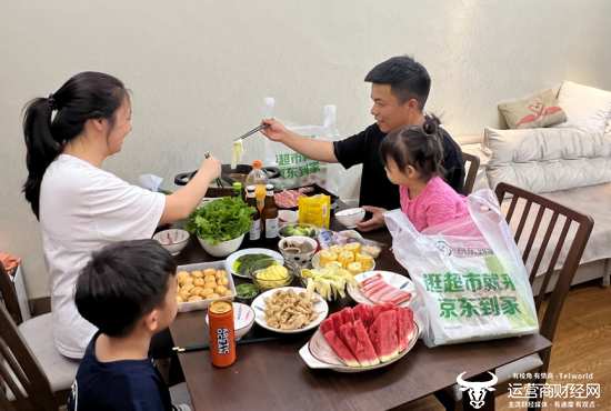 祝先生一家在享用通过京东到家购买的火锅食材