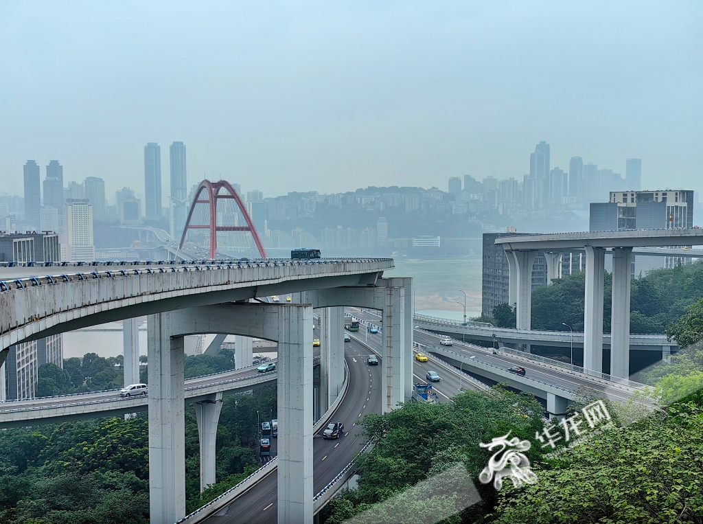 6月18日白天,重庆中心城区雨水停歇.华龙网-新重庆客户端记者 张质 摄