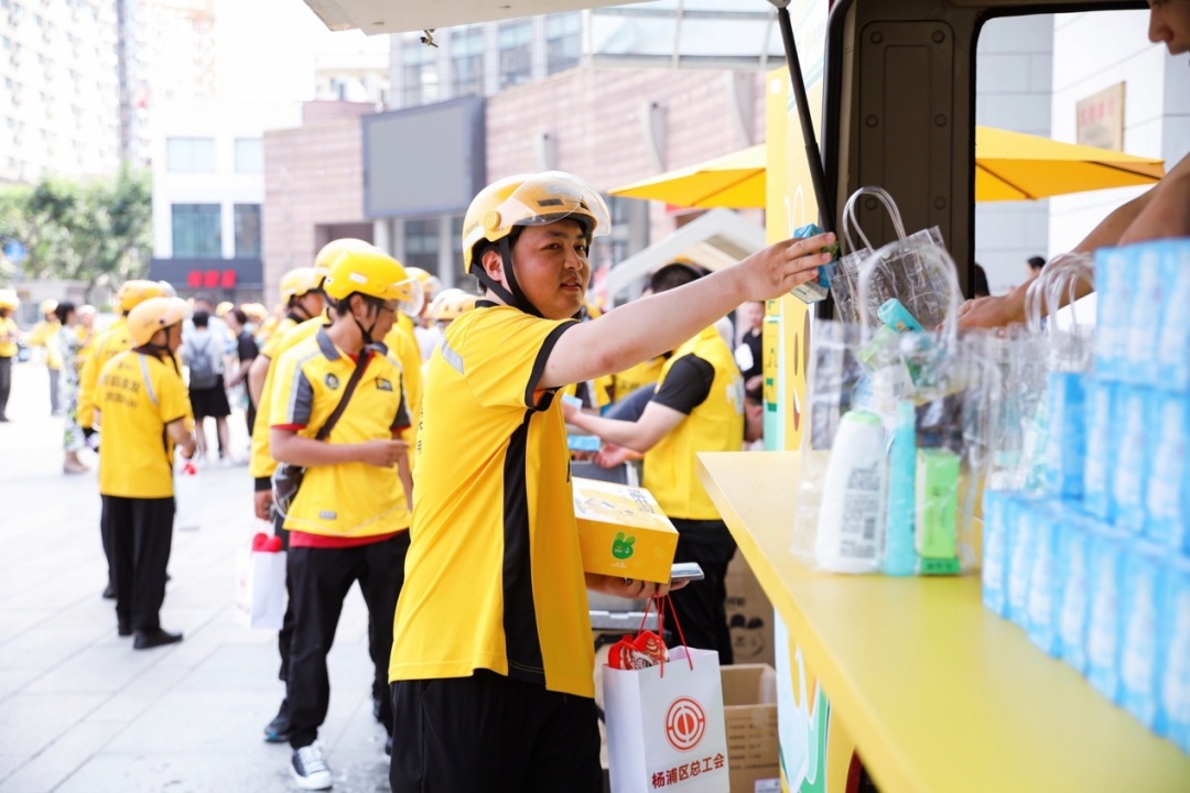 美团工会为全国百城外卖小哥送清凉|中工网_新浪财经_新浪网