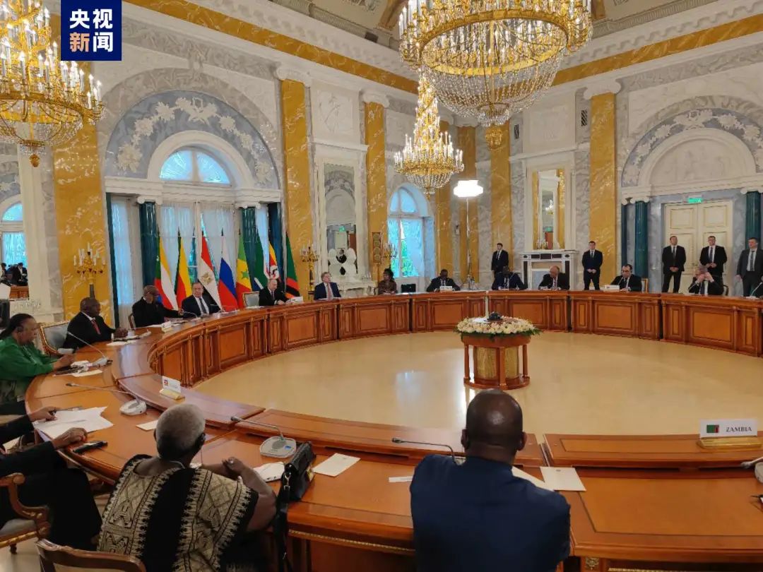 当地时间17日,俄罗斯总统普京与到访的非洲多国政要代表团在圣彼得堡