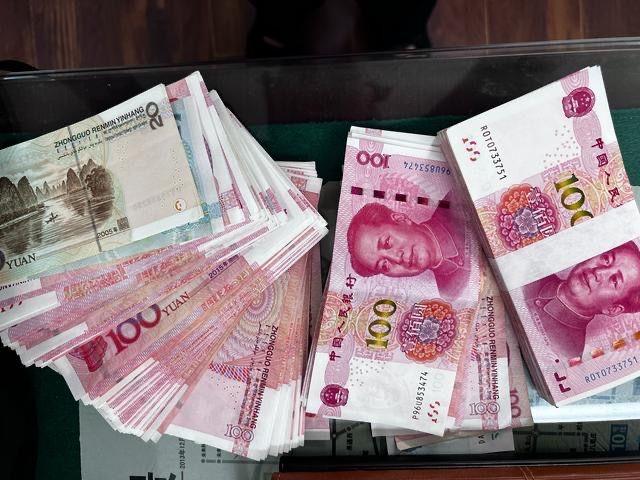 包内的现金. 海淀公安供图