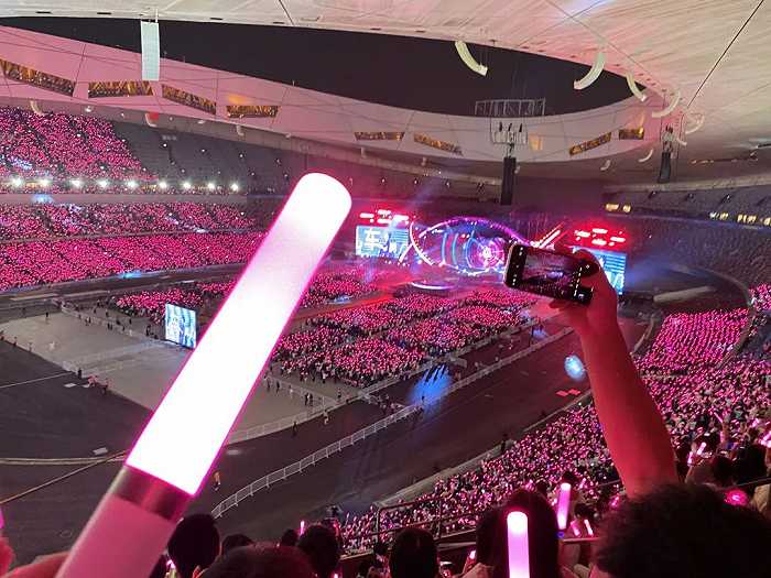 五月天鸟巢演唱会现场,140元的荧光棒会随着现场场控变化颜色.