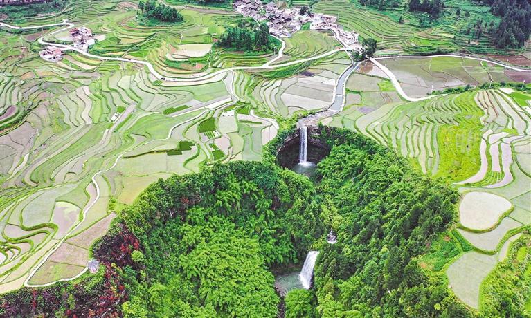 贵定县沿山镇石板村腊利梯田与瀑布. 赵磊 摄