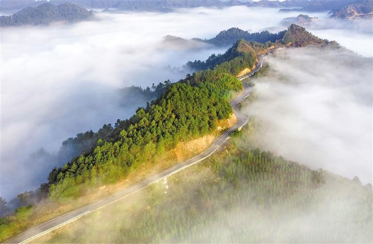 三穗县坪茶公路. 杨通富 摄