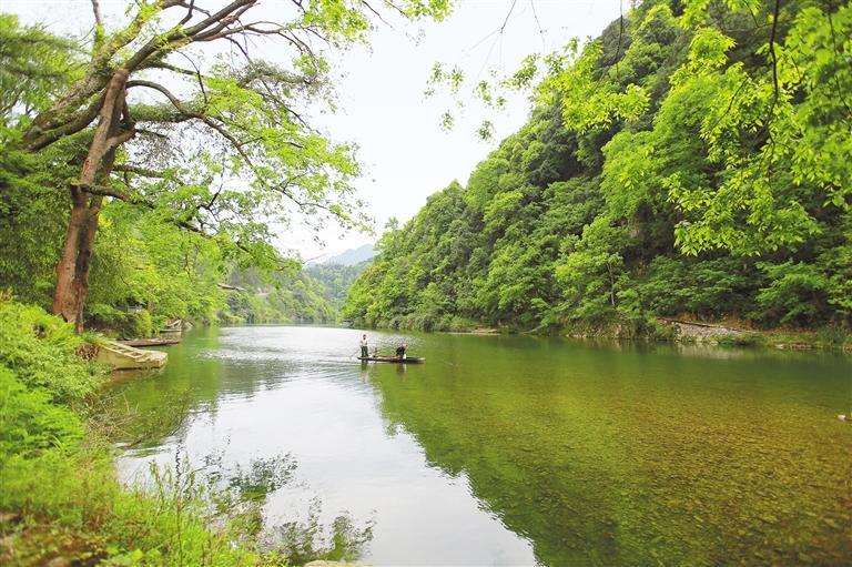 碧波荡漾的剑河县南哨镇反召村翁密河. 万文杰 摄