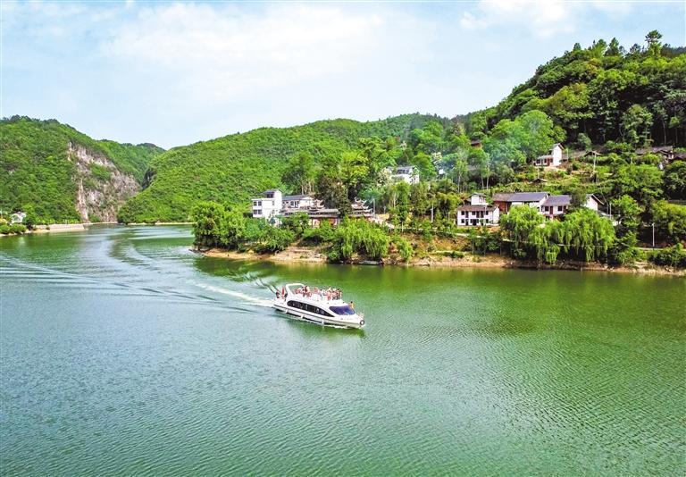 游客在施秉县国家级风景名胜区氵舞 阳河景区乘船游览. 磨桂宾 摄