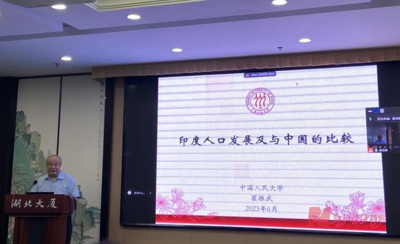 翟振武进行主旨发言 图片来源:每经记者 张蕊 摄
