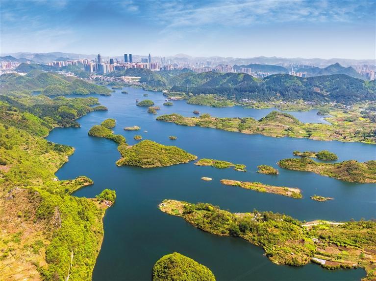 贵阳市阿哈湖水清岸绿. 林泓泉 摄