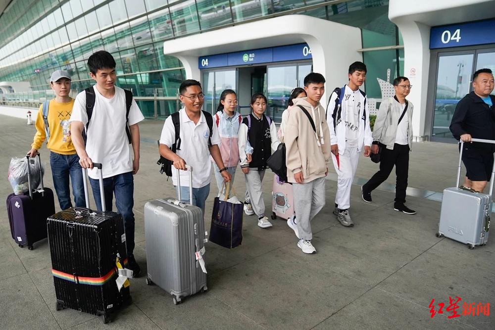 ↑苏正民（左三）带领学生到武汉研学