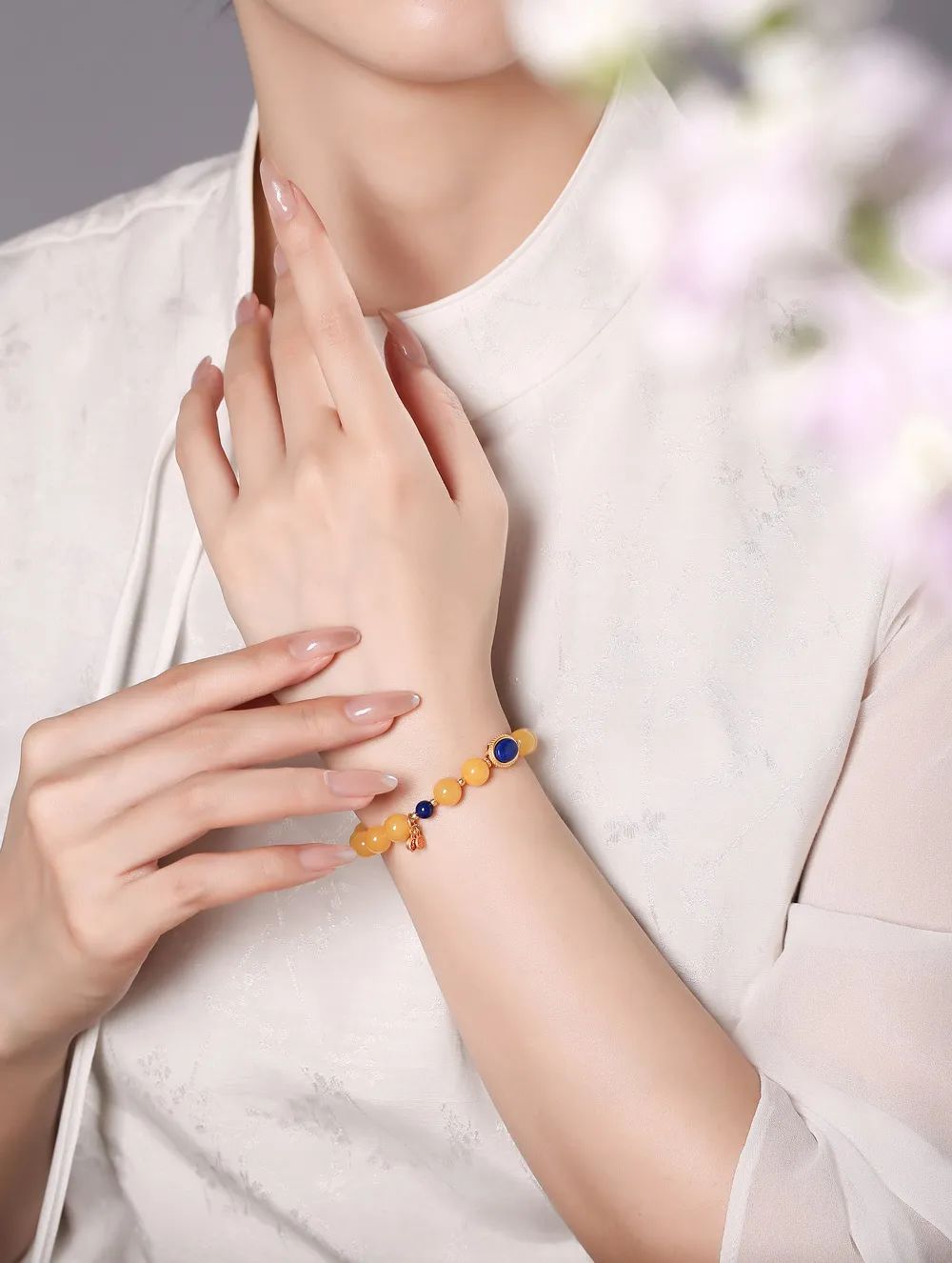 沉寂千万年的琥珀首饰宝光四溢古老迷人贵不可言