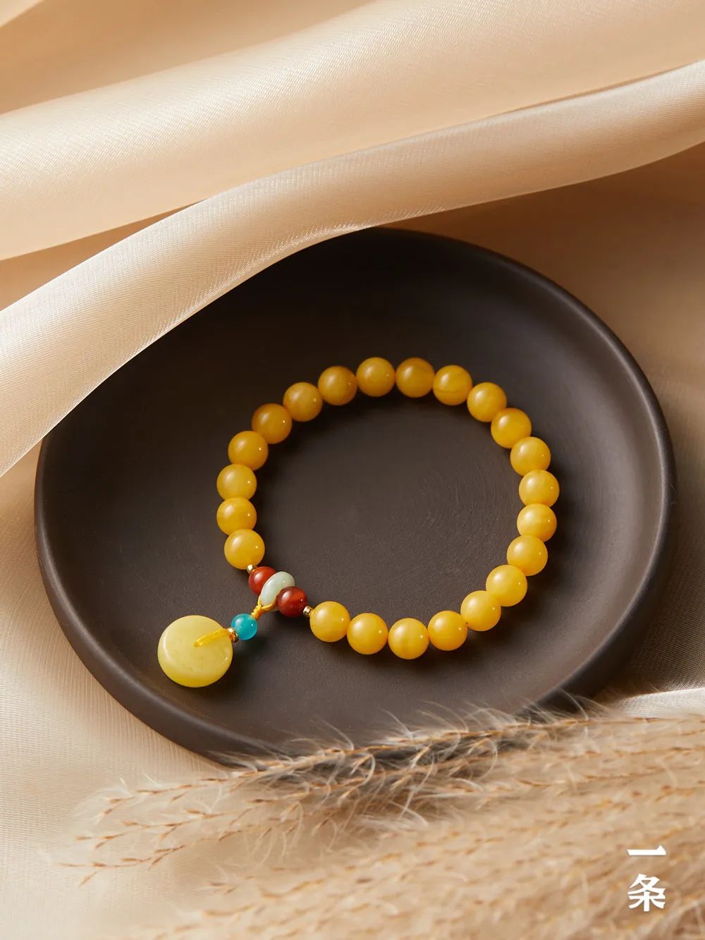 沉寂千万年的琥珀首饰宝光四溢古老迷人贵不可言