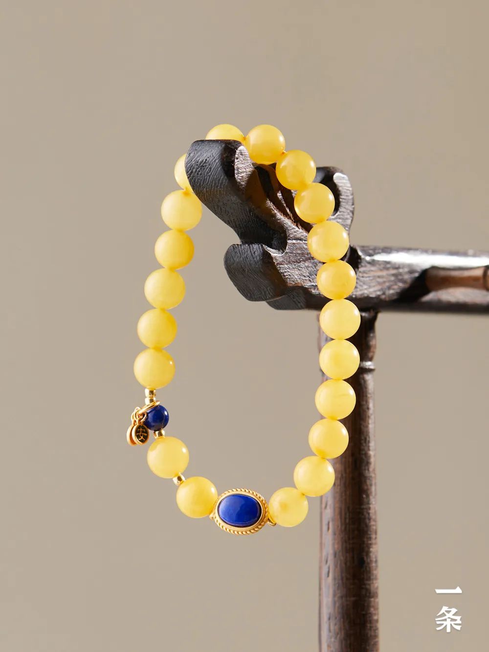 沉寂千万年的琥珀首饰宝光四溢古老迷人贵不可言