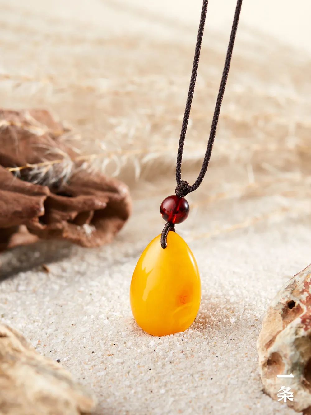 沉寂千万年的琥珀首饰宝光四溢古老迷人贵不可言